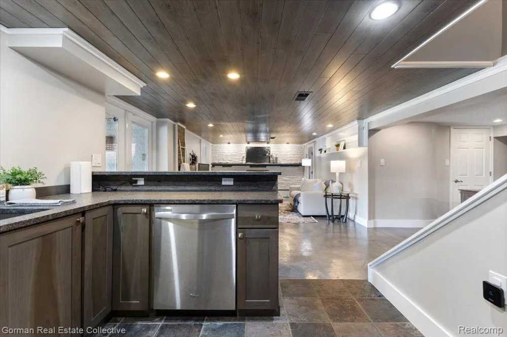 4583 FOREST AVENUE Waterford Charter Township, MI 48328