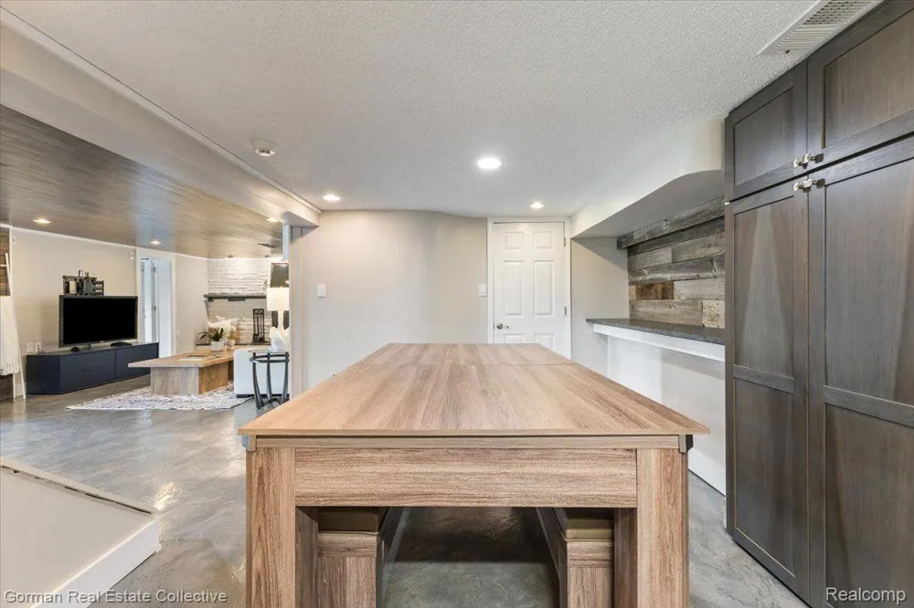 4583 FOREST AVENUE Waterford Charter Township, MI 48328