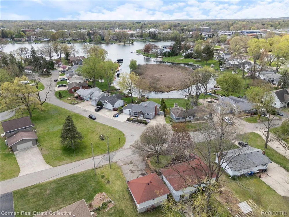 4583 FOREST AVENUE Waterford Charter Township, MI 48328