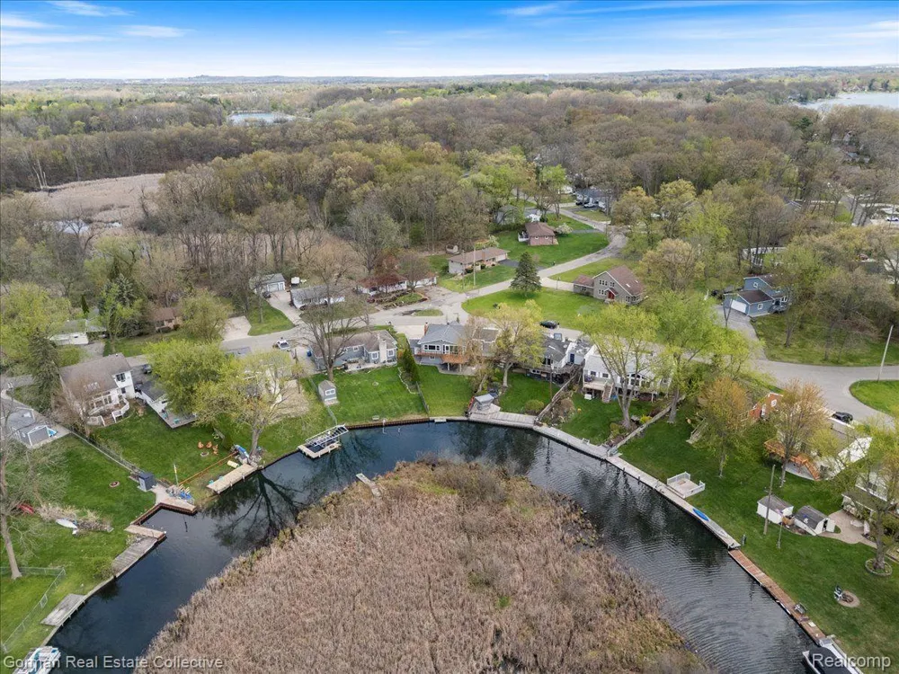 4583 FOREST AVENUE Waterford Charter Township, MI 48328