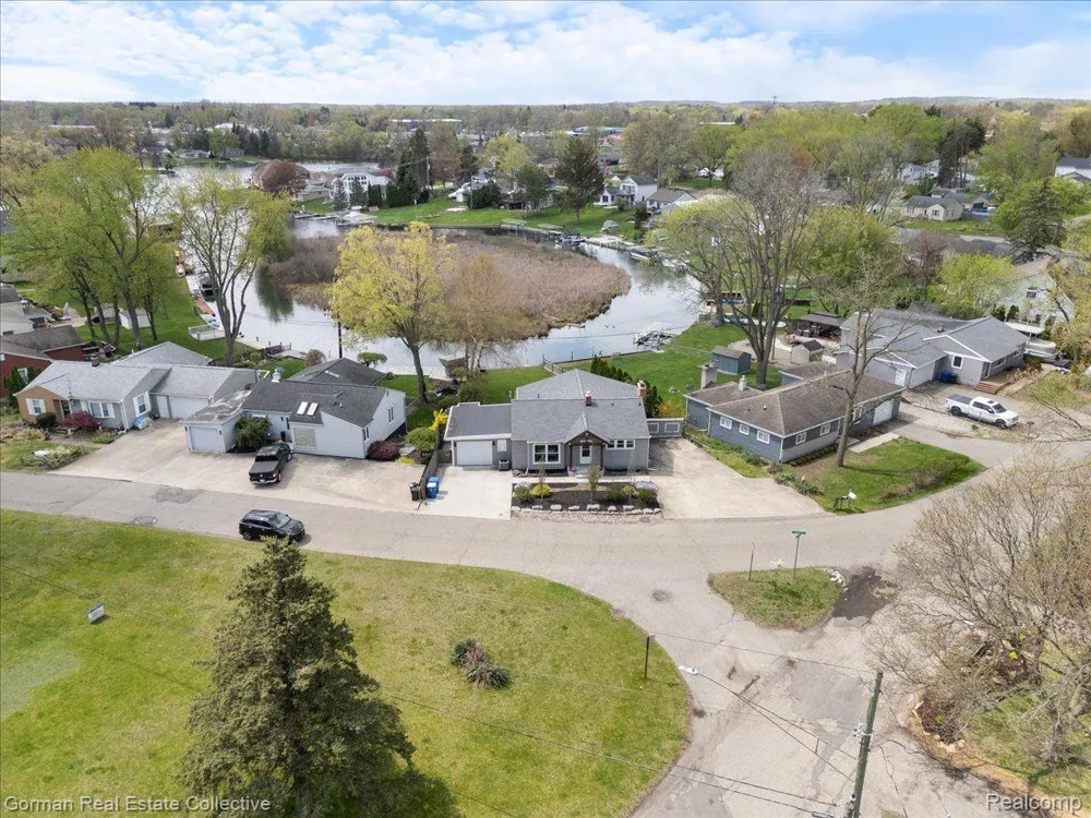4583 FOREST AVENUE Waterford Charter Township, MI 48328