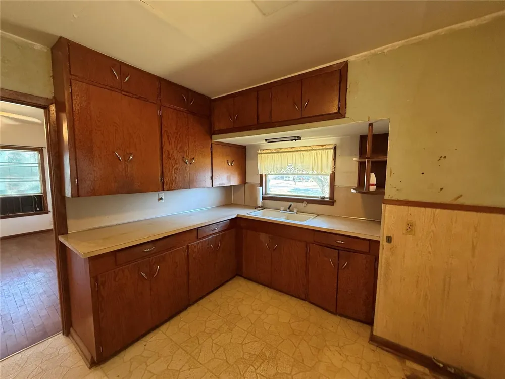 303 5th Street Louise, TX 77455