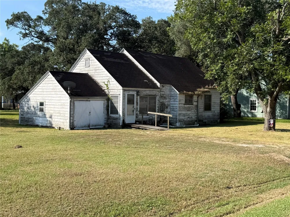 303 5th Street Louise, TX 77455