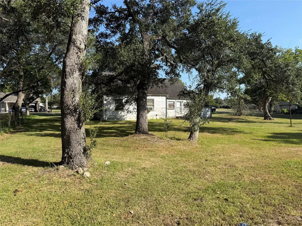 303 5th Street Louise, TX 77455