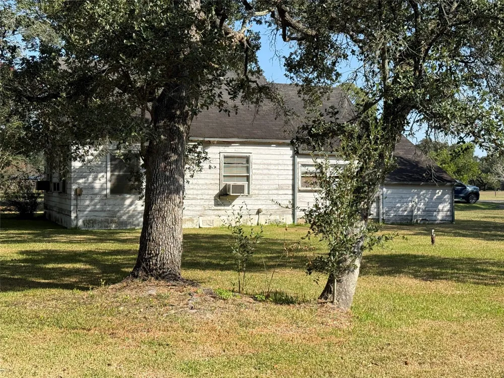 303 5th Street Louise, TX 77455