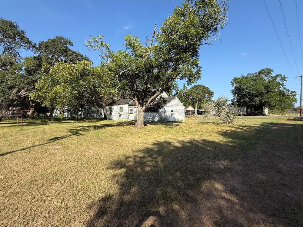 303 5th Street Louise, TX 77455