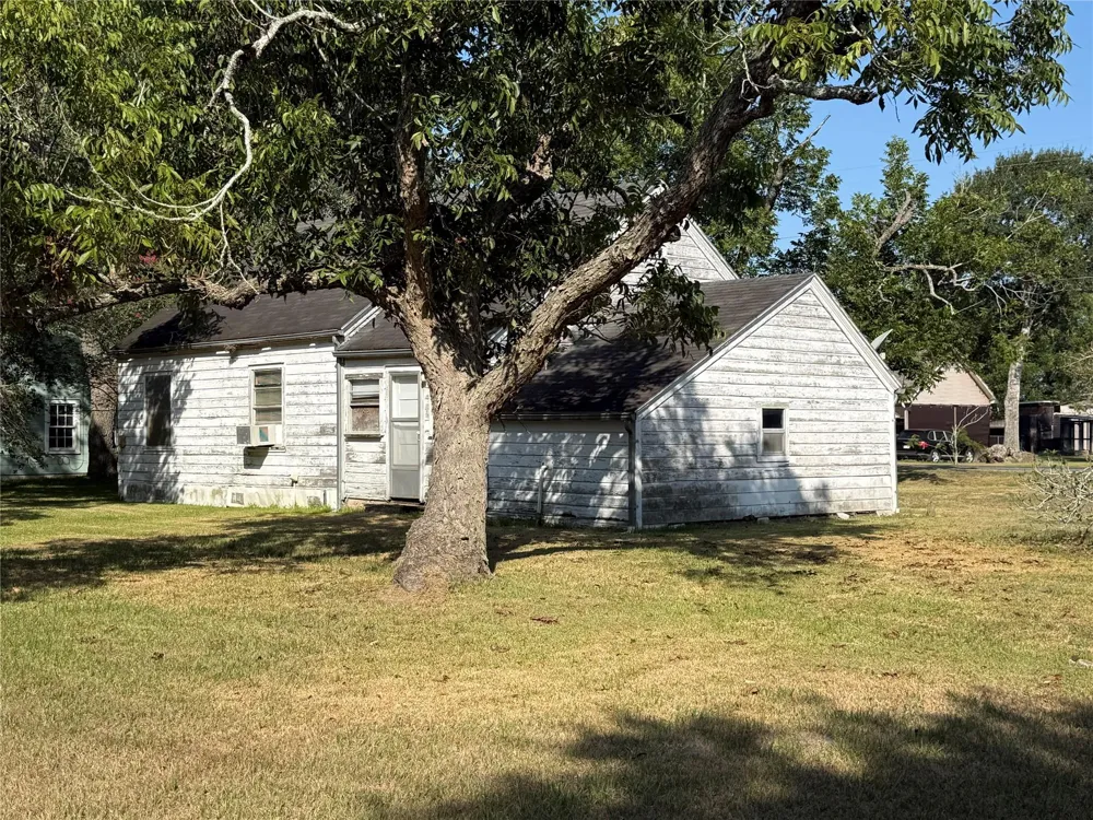 303 5th Street Louise, TX 77455