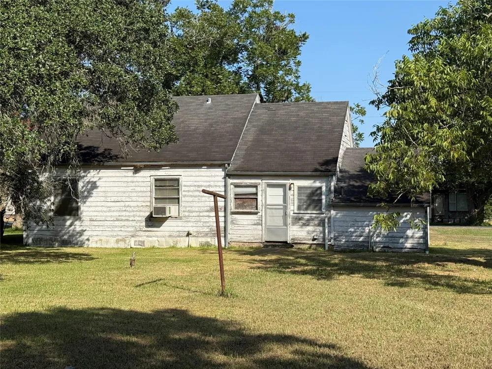 303 5th Street Louise, TX 77455