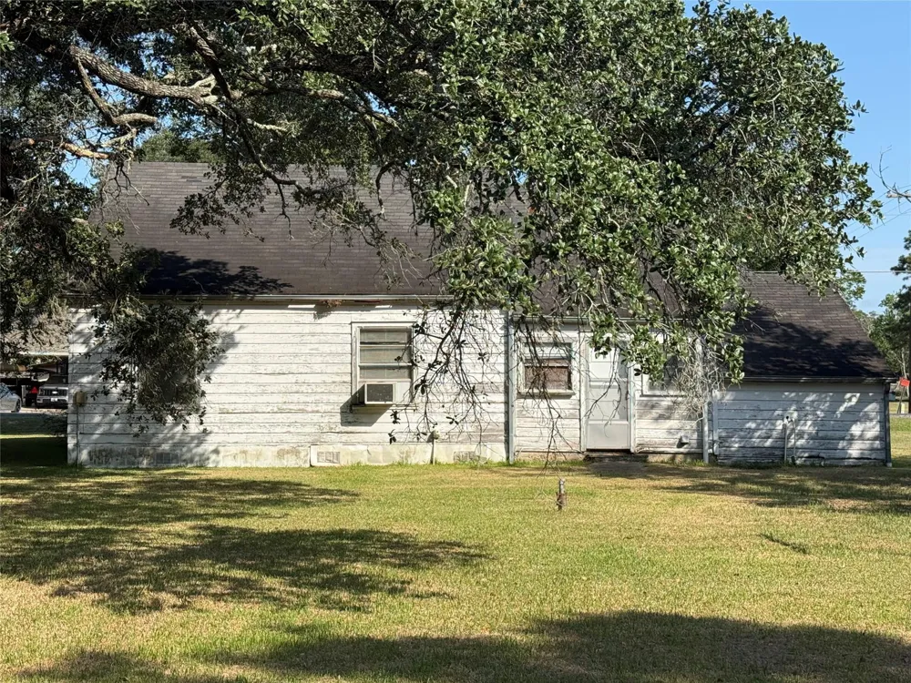 303 5th Street Louise, TX 77455