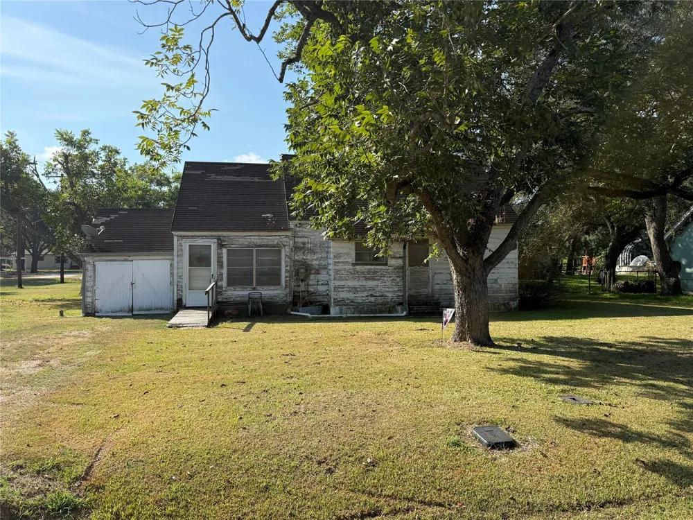 303 5th Street Louise, TX 77455