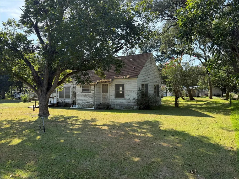 303 5th Street Louise, TX 77455