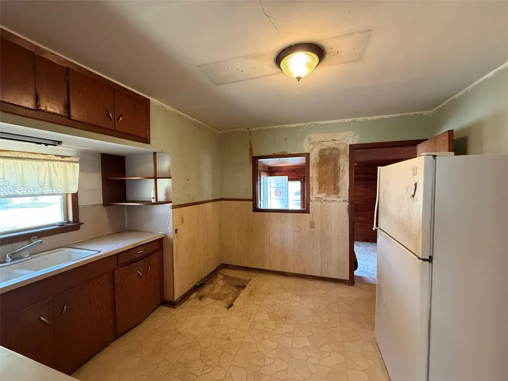 303 5th Street Louise, TX 77455