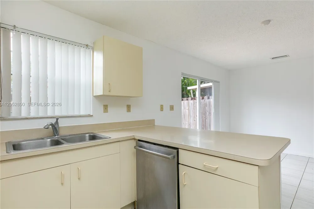 2592 W Saratoga Dr Cooper City, FL 33026