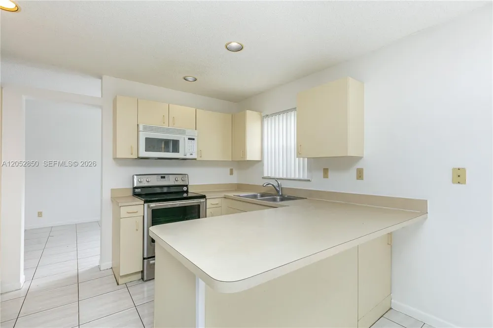 2592 W Saratoga Dr Cooper City, FL 33026