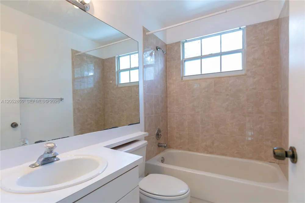 2592 W Saratoga Dr Cooper City, FL 33026