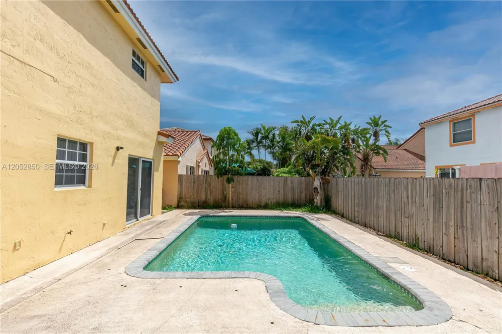 2592 W Saratoga Dr Cooper City, FL 33026