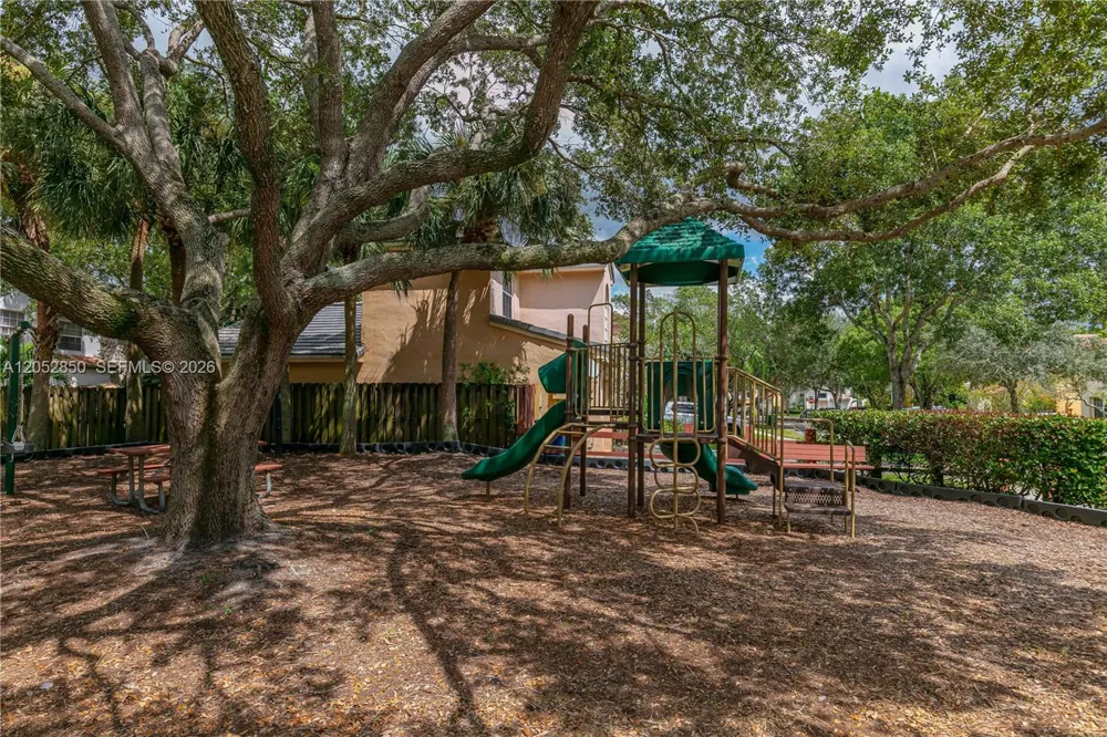 2592 W Saratoga Dr Cooper City, FL 33026