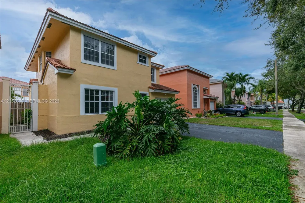 2592 W Saratoga Dr Cooper City, FL 33026