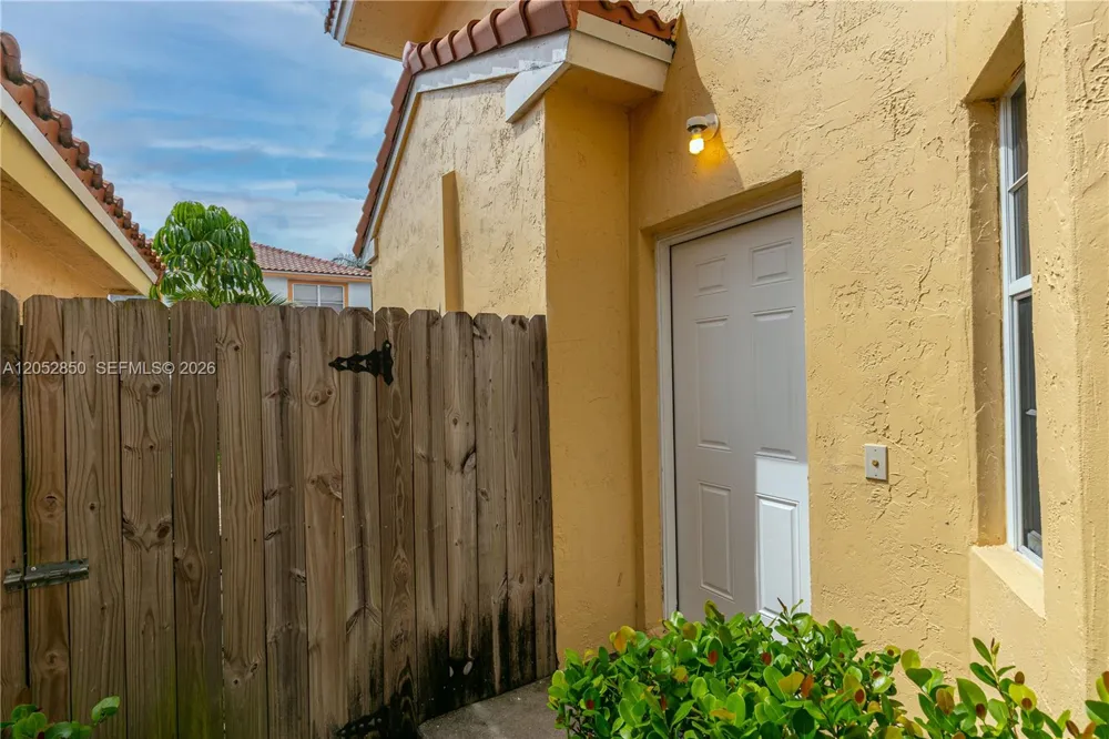 2592 W Saratoga Dr Cooper City, FL 33026