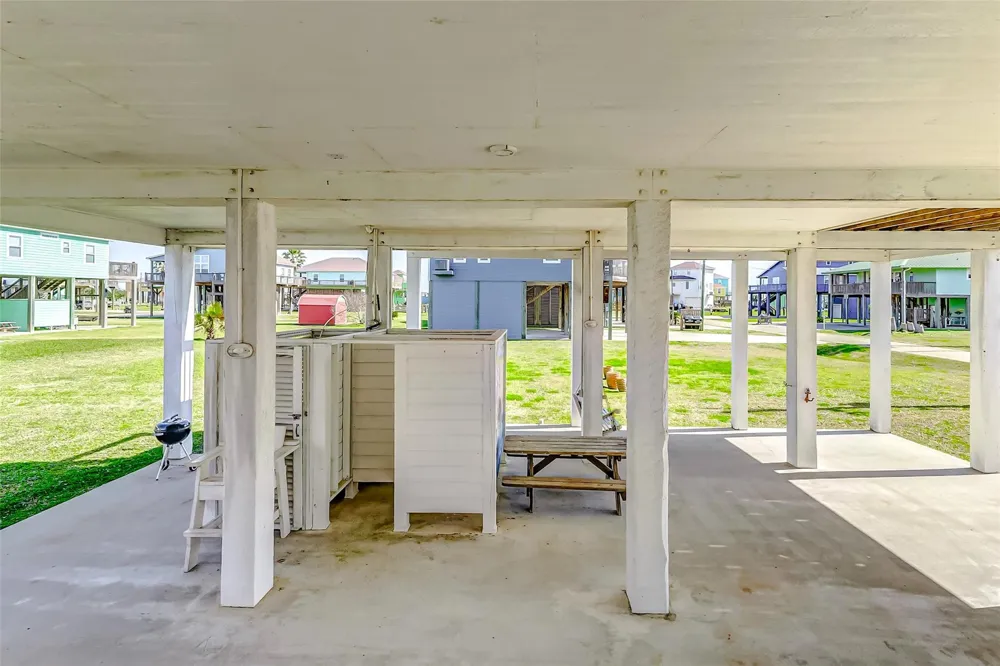 862 Holiday Crystal Beach, TX 77650
