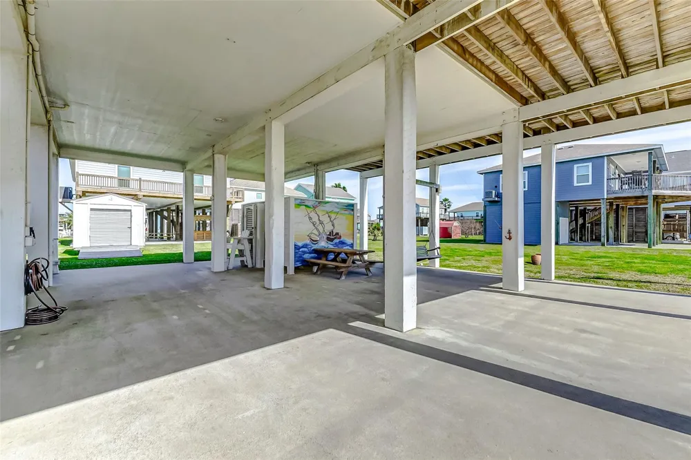 862 Holiday Crystal Beach, TX 77650