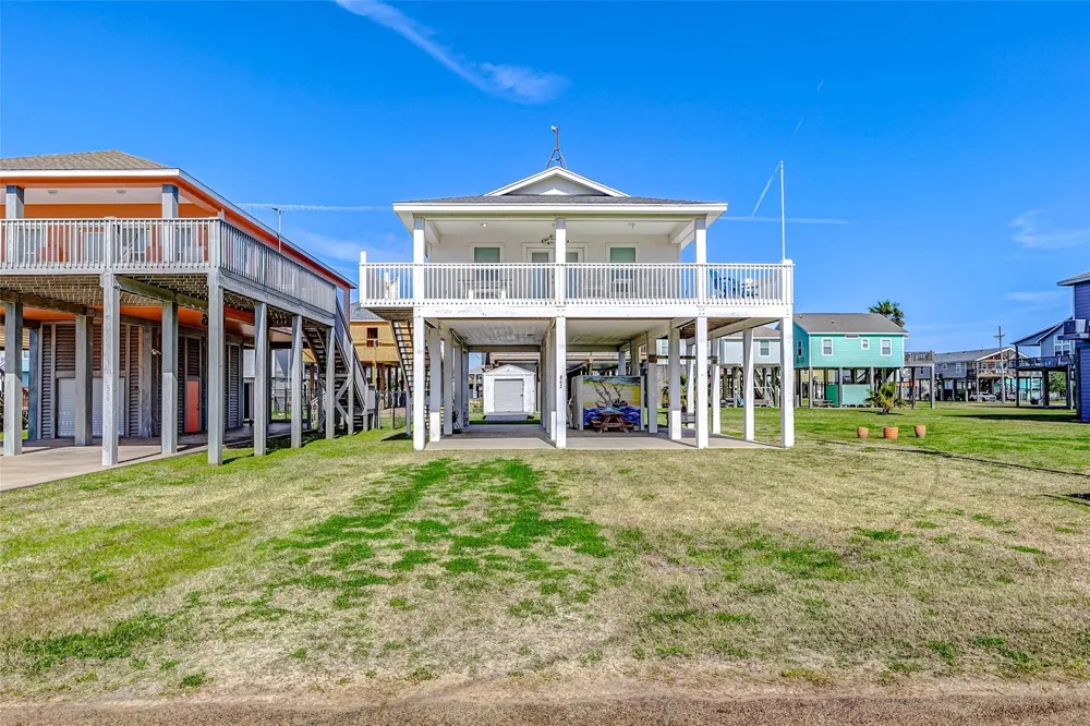 862 Holiday Crystal Beach, TX 77650