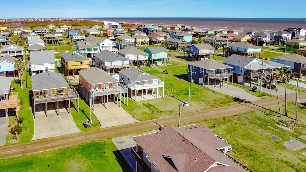 862 Holiday Crystal Beach, TX 77650