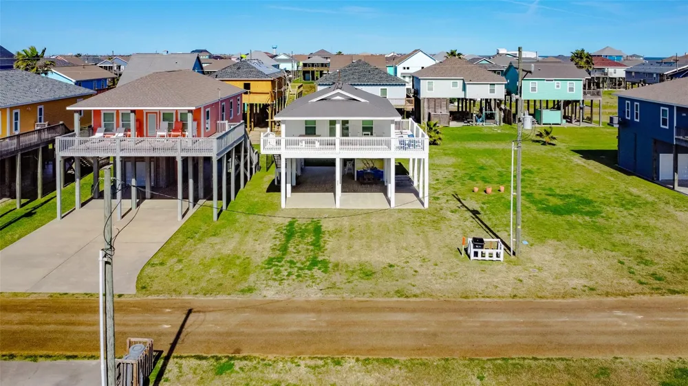 862 Holiday Crystal Beach, TX 77650