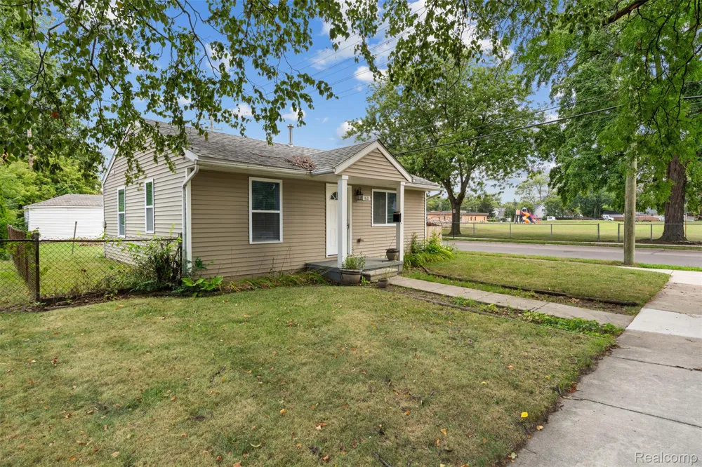 1821 E HAZELHURST STREET Ferndale City, MI 48220