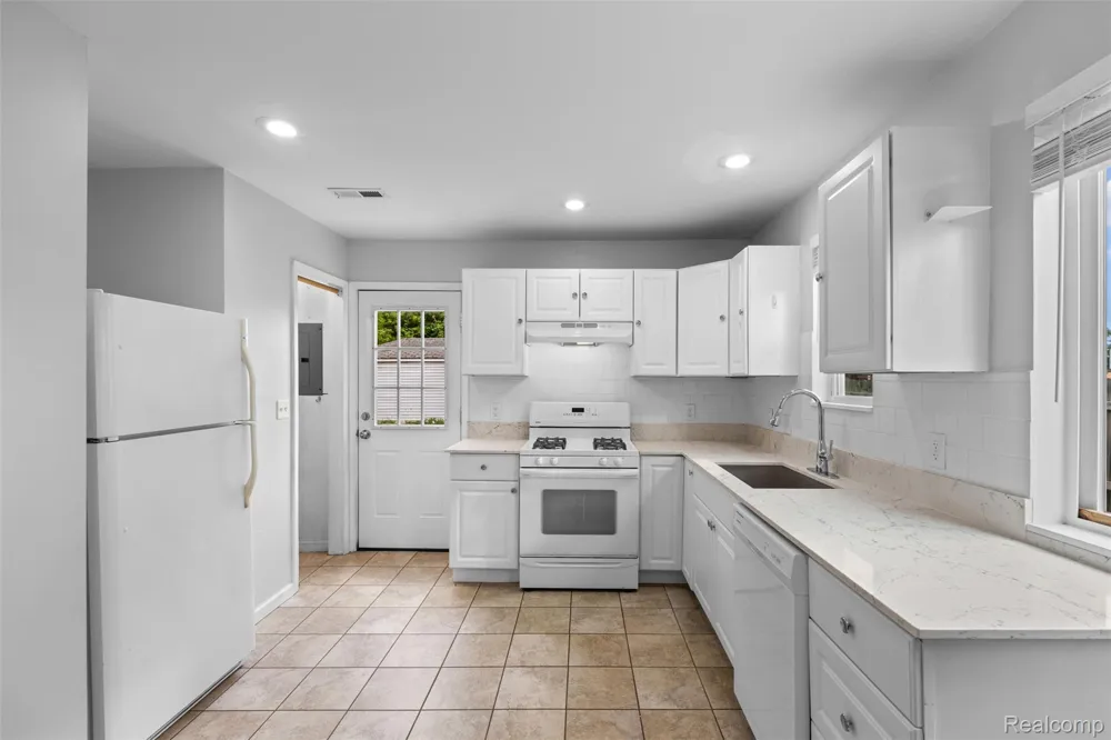 1821 E HAZELHURST STREET Ferndale City, MI 48220