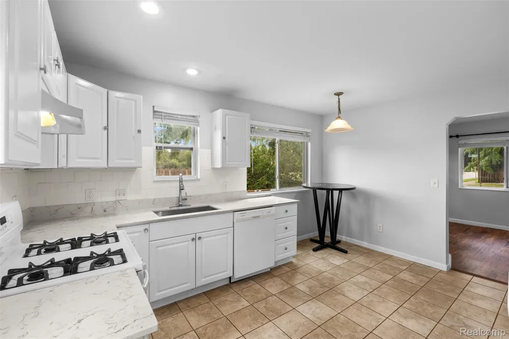 1821 E HAZELHURST STREET Ferndale City, MI 48220