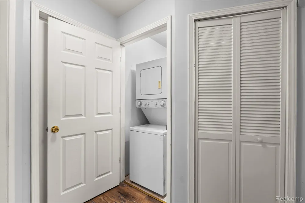 1821 E HAZELHURST STREET Ferndale City, MI 48220