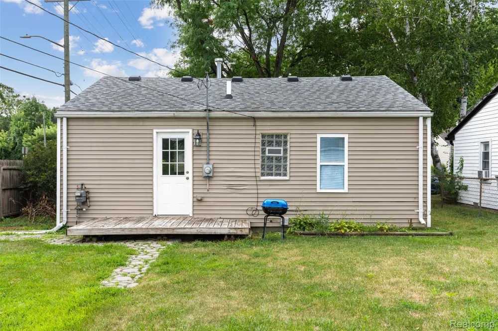 1821 E HAZELHURST STREET Ferndale City, MI 48220