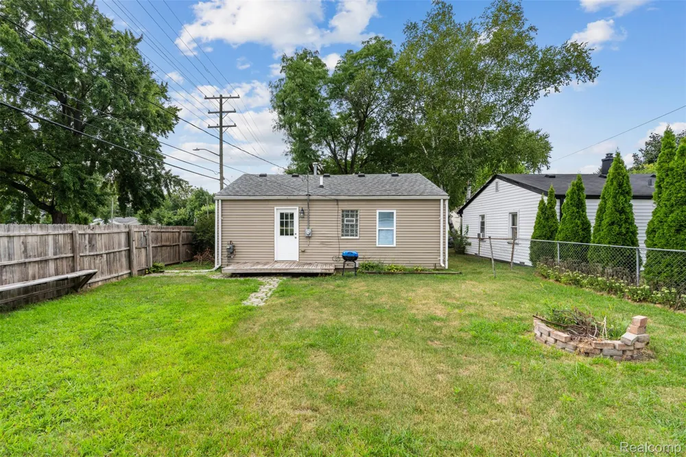1821 E HAZELHURST STREET Ferndale City, MI 48220