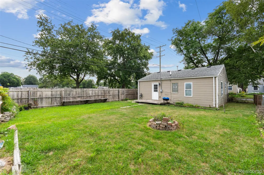1821 E HAZELHURST STREET Ferndale City, MI 48220
