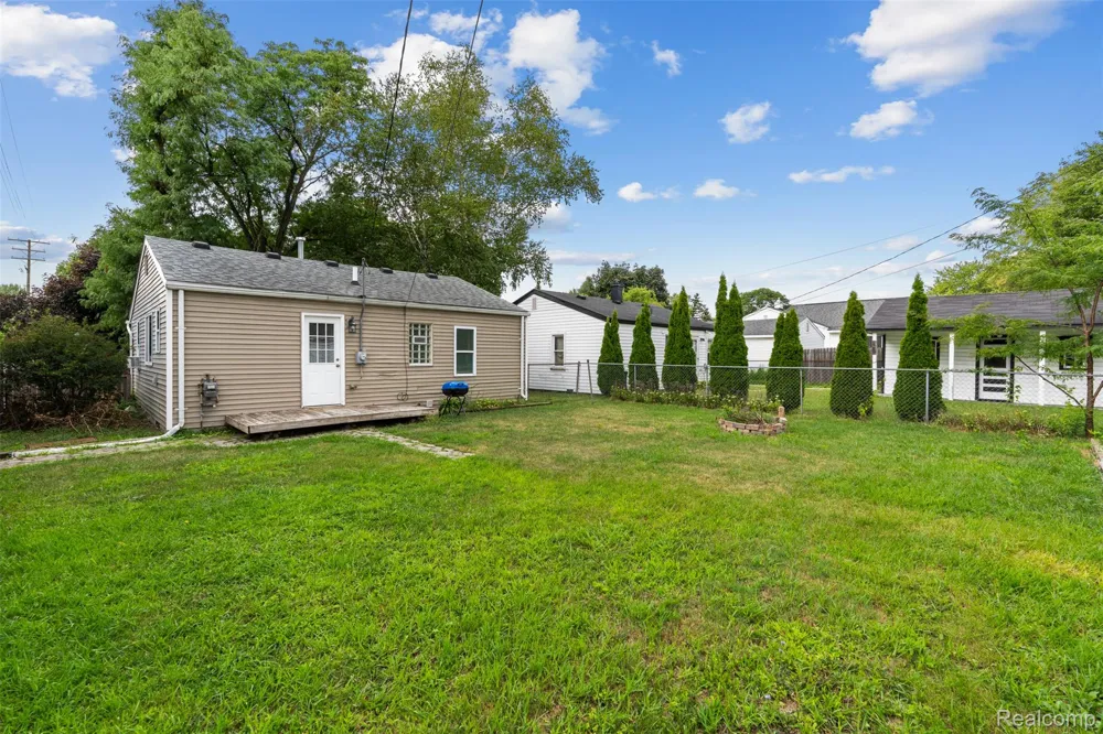 1821 E HAZELHURST STREET Ferndale City, MI 48220