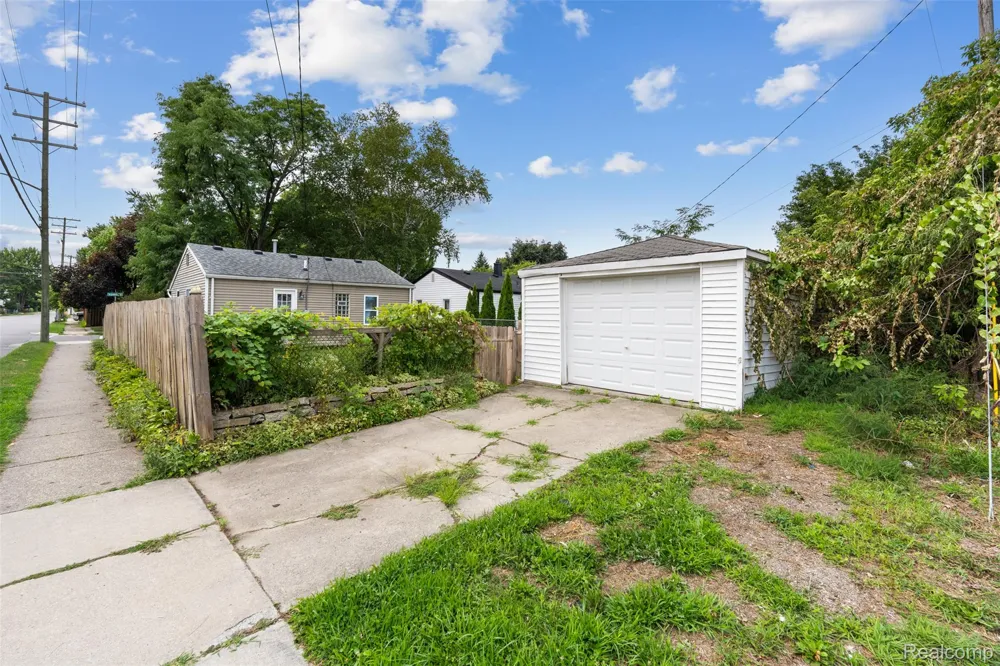 1821 E HAZELHURST STREET Ferndale City, MI 48220