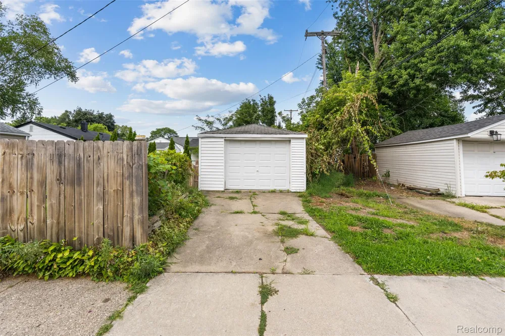 1821 E HAZELHURST STREET Ferndale City, MI 48220