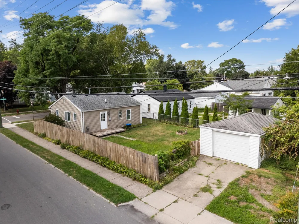 1821 E HAZELHURST STREET Ferndale City, MI 48220