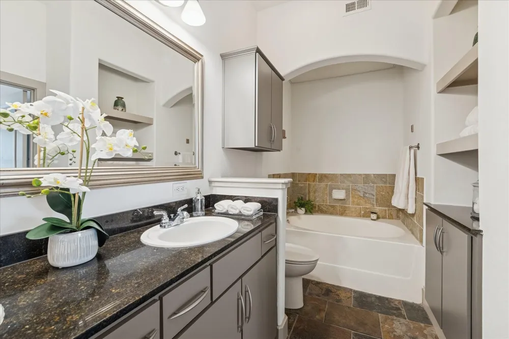 1901 Post Oak Boulevard #2203 Houston, TX 77056
