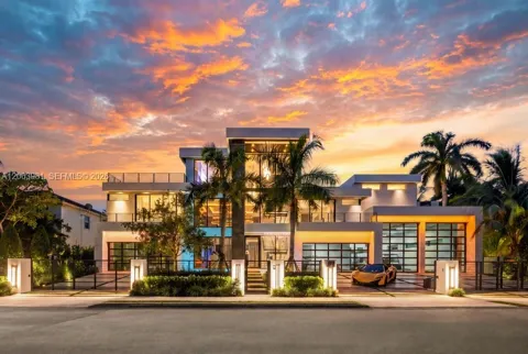 725 Poinciana Dr
