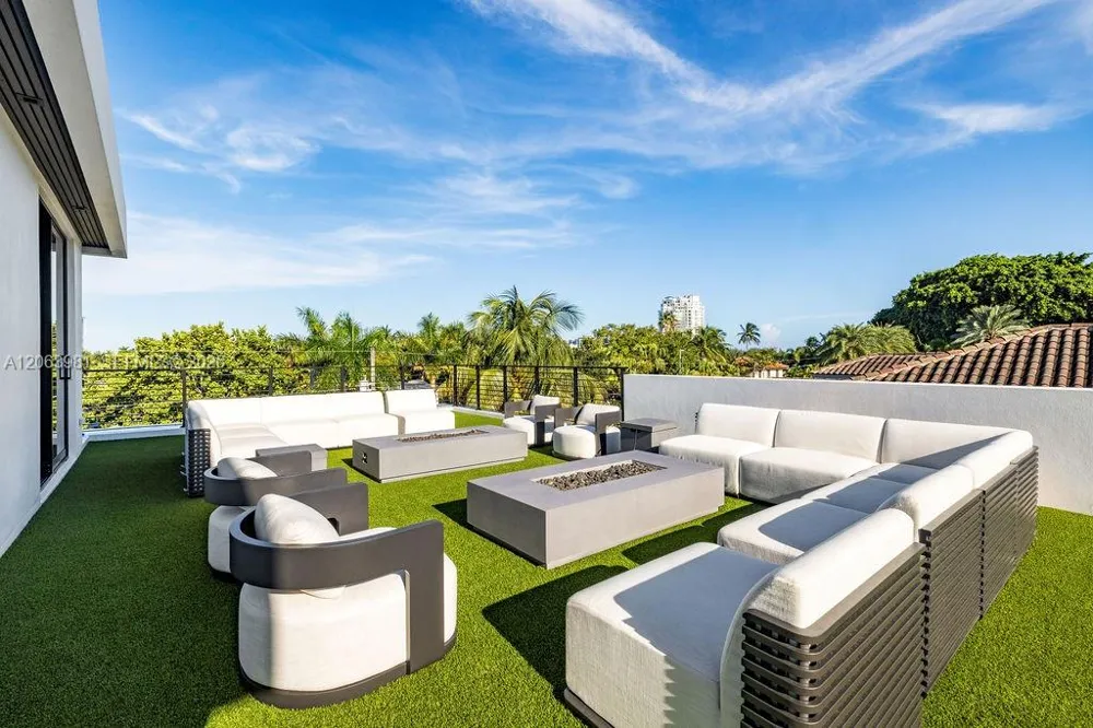 725 Poinciana Dr Fort Lauderdale, FL 33301