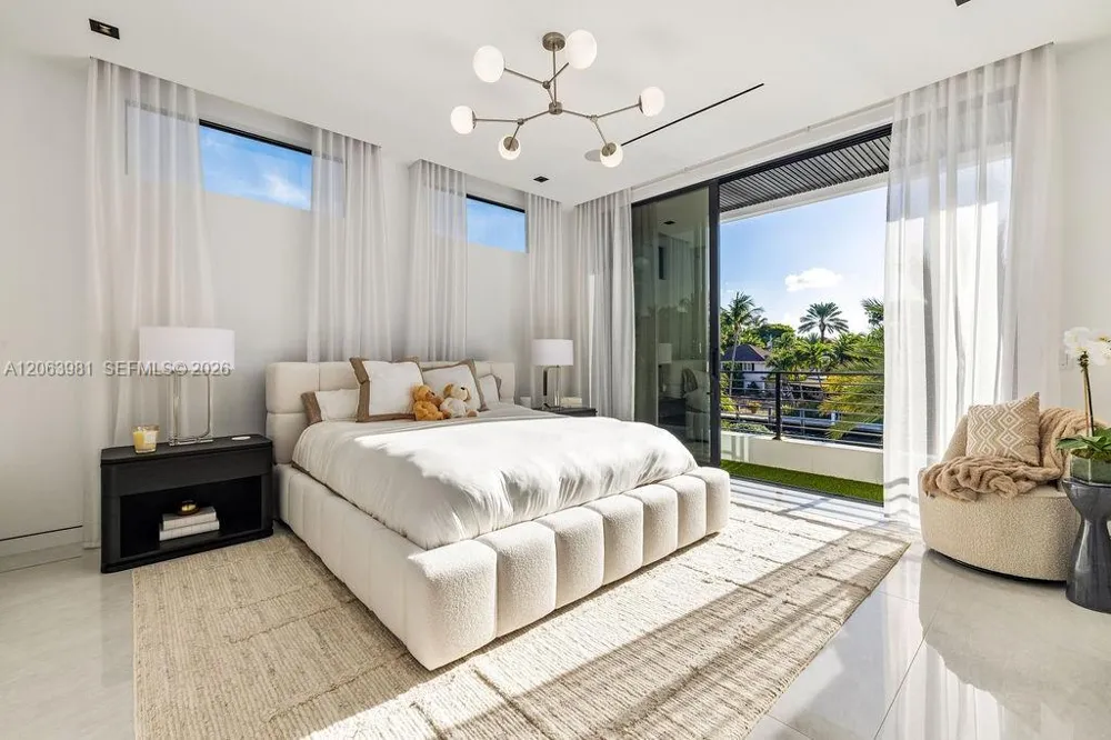725 Poinciana Dr Fort Lauderdale, FL 33301