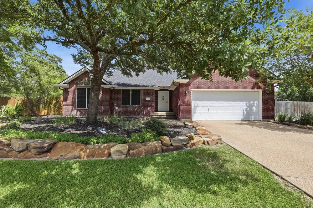 6204 London Circle Bryan, TX 77802