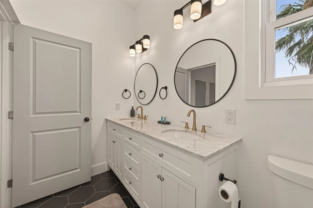 2815 Ball Street Galveston, TX 77550