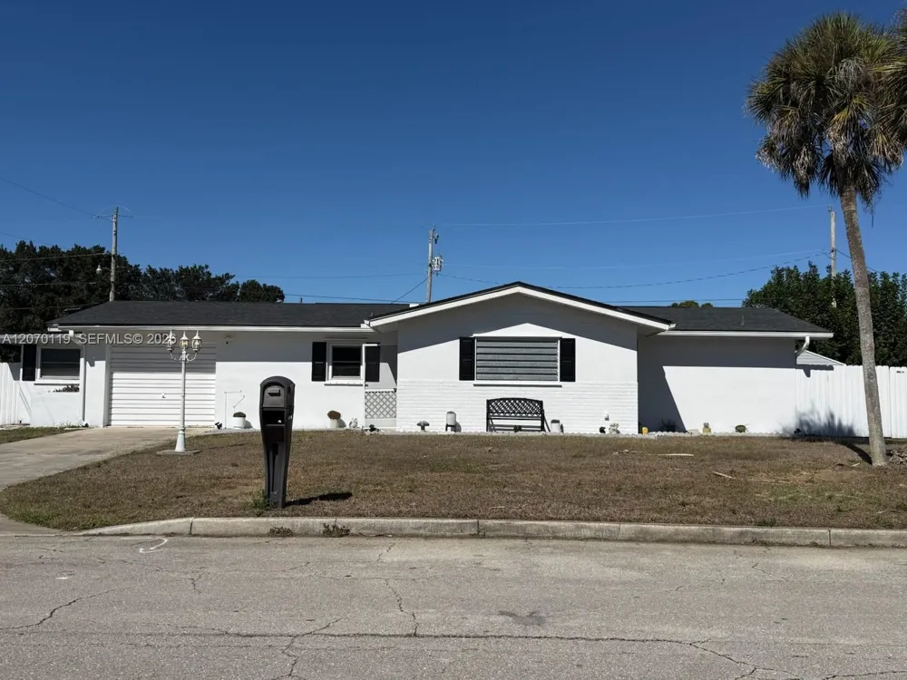 129 E Lake Dr Lehigh Acres, FL 33936