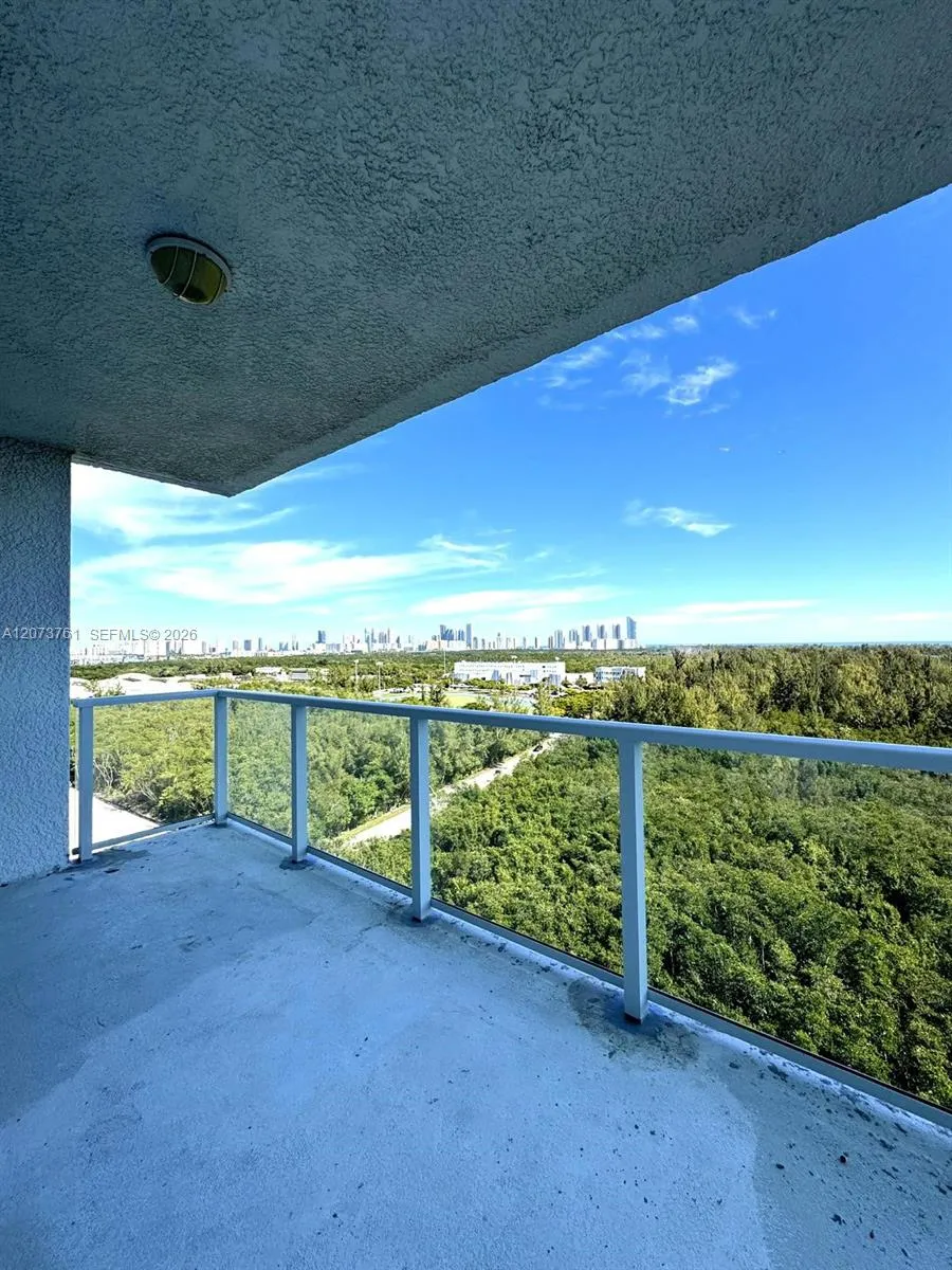 15051 Royal Oaks Ln #1403 North Miami, FL 33181