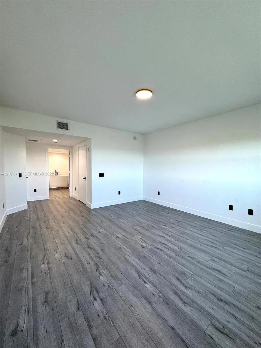 15051 Royal Oaks Ln #1403 North Miami, FL 33181