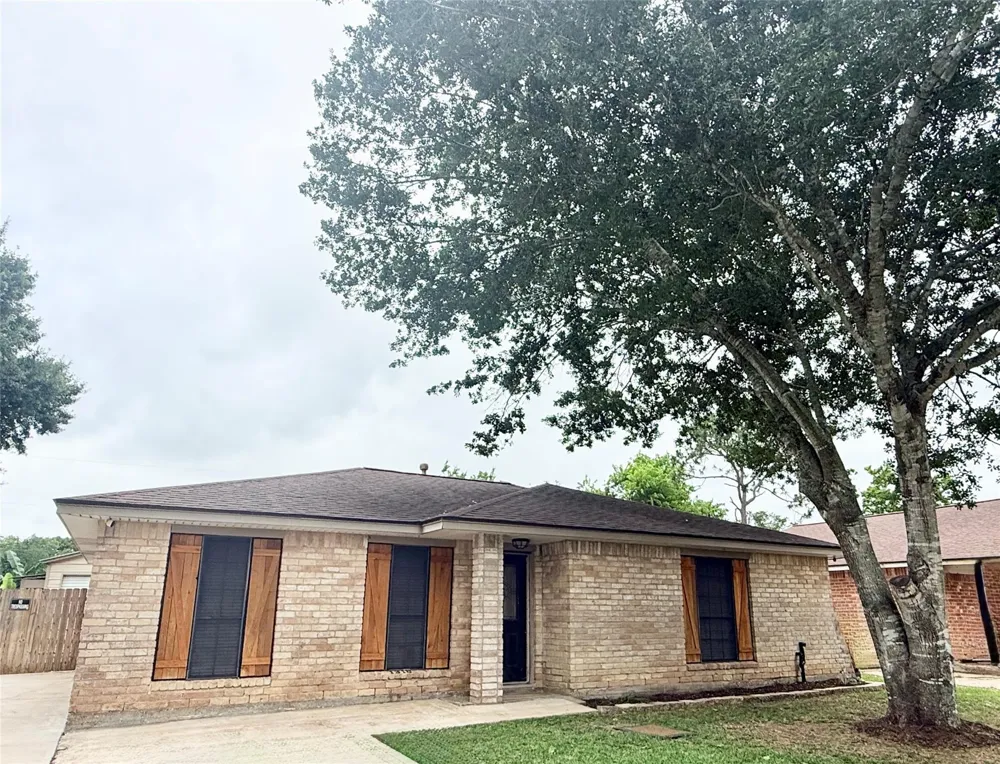 1310 Valley Drive Angleton, TX 77515
