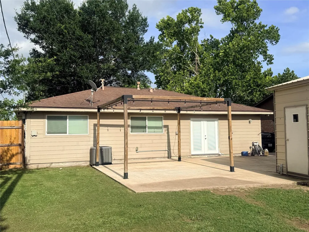 1310 Valley Drive Angleton, TX 77515